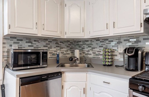 Bayonne Apartment | Deluxe 4BR Duplex | Sleeps 16+ | Near NYC
