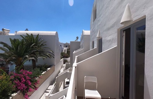 Perissa Apartment | Deluxe 6 persons Maisonette 30 meters from Perissa Beach