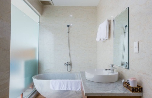 Thanh Ha Hotel | Deluxe Double Room-Garden View