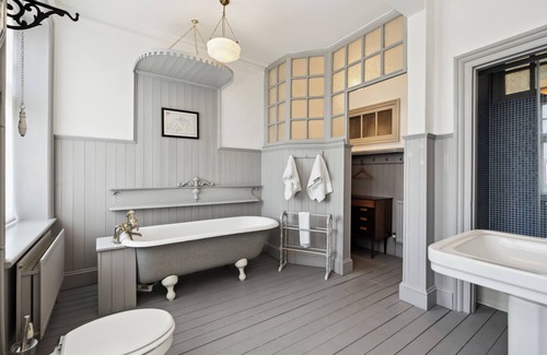Bray on Thames Hotel | Deluxe Double Room with Bath at River Arts Club Hotel