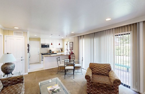 Napa Condo | Deluxe Napa Valley Condo w/Pool - Near Wineries & Hiking