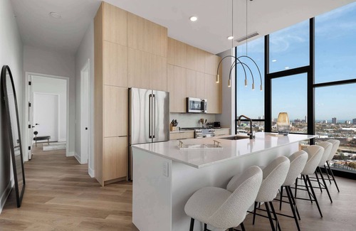 River West Apartment | Deluxe River West PH for Unforgettable Memories