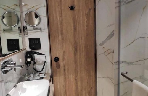 Andheri East Apartment | Deluxe room in MIDC Andheri E