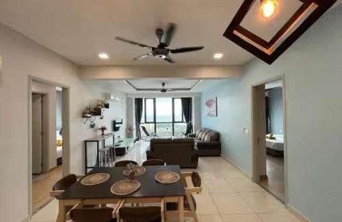 Seri Tanjung Pinang Apartment | Deluxe Seaview Suite Tripe Bed with bath tub