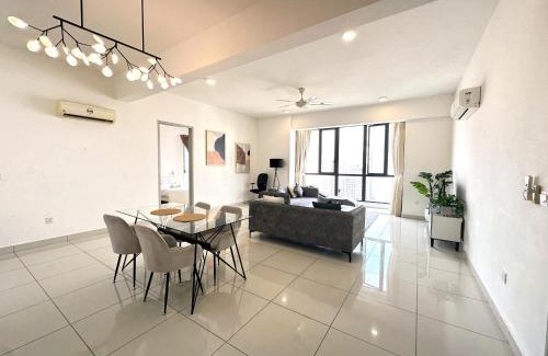 Seri Tanjung Pinang Apartment | Deluxe Seaview Suite Tripe Bed with bath tub 25