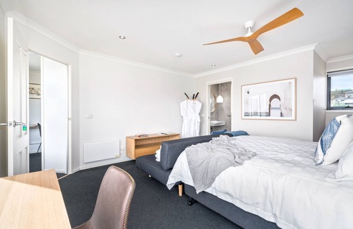 Penguin House | Deluxe Seaview Suite - AAA 4 star - en-suite, sensational ocean views