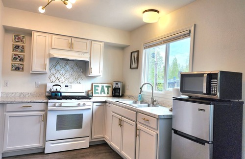 Sand Lake House | Denali Double House- 3 bedroom by airport and lakes!