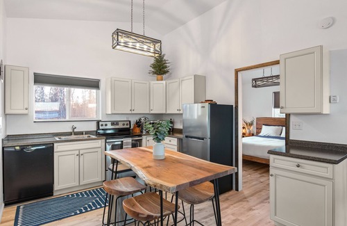 Trapper Creek Apartment | DENALI PENTHOUSE, lakefront near Talkeetna and Denali State Park