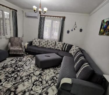 Gumuldur Apartment | DENİZE 40m DSI TMO Kamp yanı , AİLE İÇİN UYGUN Alkolsüz, 2 klima