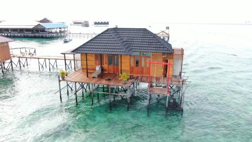 Pulau Derawan Villa | Derawan Fisheries Cottage