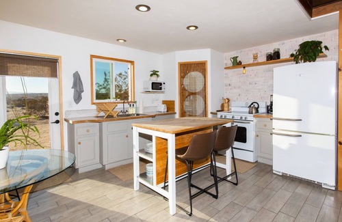 Twentynine Palms House | Desert Escape+Art studio+Trailer 10 min to Joshua Tree Park