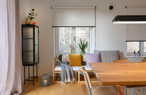 Muhldorf Apartment | Design-Apartment mit Terrasse & Abendsonne I 71 m2 in alter Villa im Almtal I Parkplatz inklusive