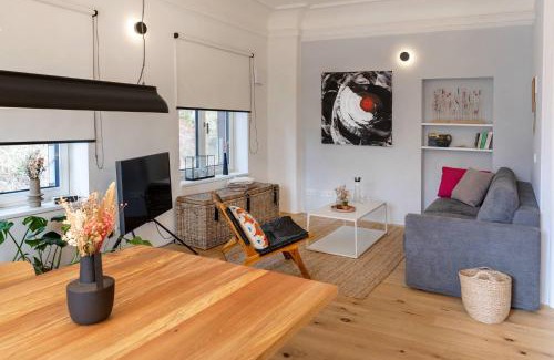 Muhldorf Apartment | Design-Apartment mit Terrasse & Abendsonne I 71 m2 in alter Villa im Almtal I Parkplatz inklusive