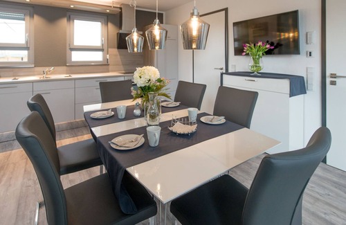 Bensheim Condo | Design apartment for 3-5 people with south-facing loggia and garden view. Near the lake!