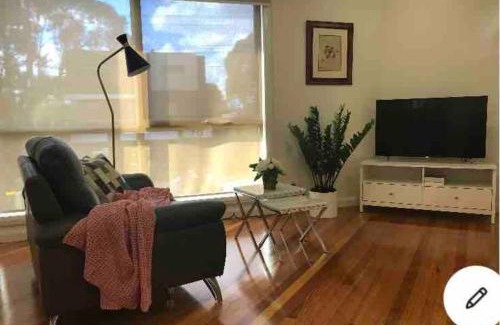 Glenroy Apartment | Design/bright/cosy townhouse between airport &city