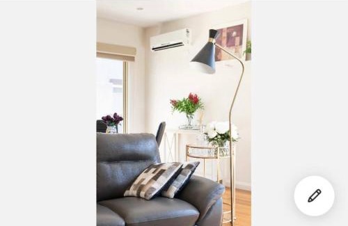 Glenroy Apartment | Design/bright/cosy townhouse between airport &city