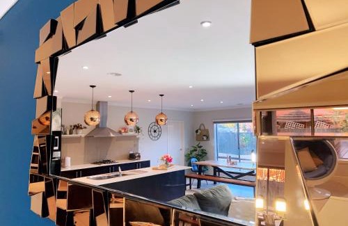 Williams Landing House | Designer Decor Home with 8Beds at Williams Landing