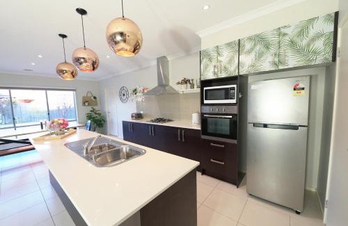 Williams Landing House | Designer Decor Home with 8Beds at Williams Landing