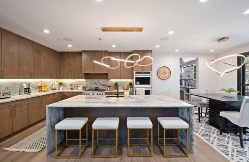 Hurricane Apartment | Designer Golf Retreat~ Pool Rooftop Hot Tub