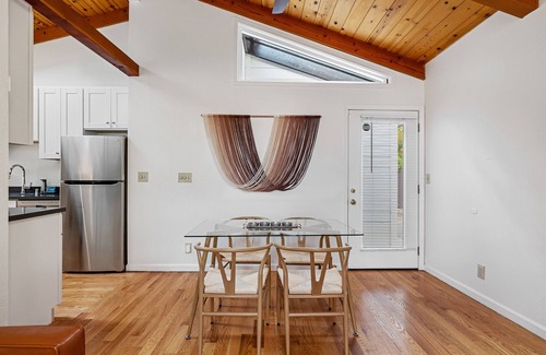 The Willows House | Designer retreat home near Stanford! Luxury, Gym, Peloton, office,Backyard,BBQnn