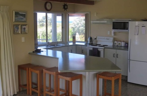 Bowentown House | Desirable ocean-front beach house