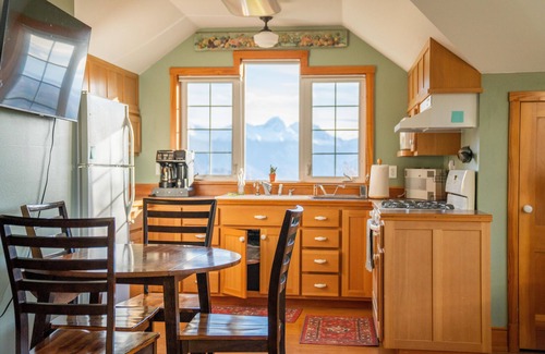 Palmer House | Detached Apartment w/hot-tub & Sauna view overlooking Valley