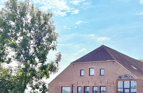 Altfunnixsiel Apartment | Detached, family-friendly Gulfhof with terrace and large garden in Wi
