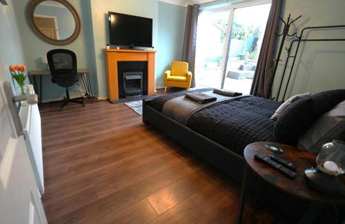 Leyland House | Detached Homestay - Super, King & Double Rooms - Leyland, Preston, Chorley, Lancashire