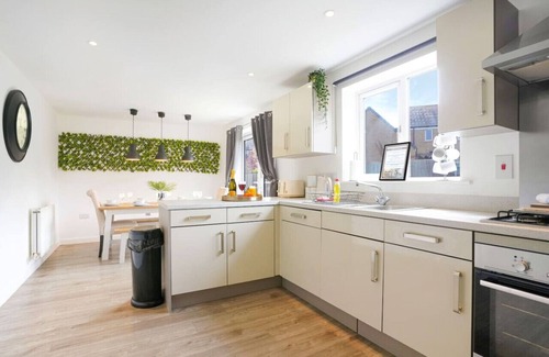 Great Brington House | Detached House Free Parking FastWifi SmartTV