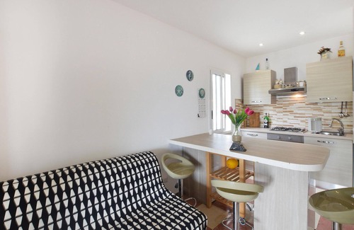 Zona Portuale House | Detached villa overlooking the sea, located on the beach.