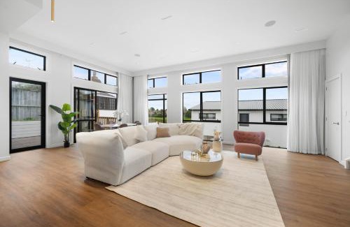 Devonport Villa | Devonport- Bayswater Luxury Home with BBQ