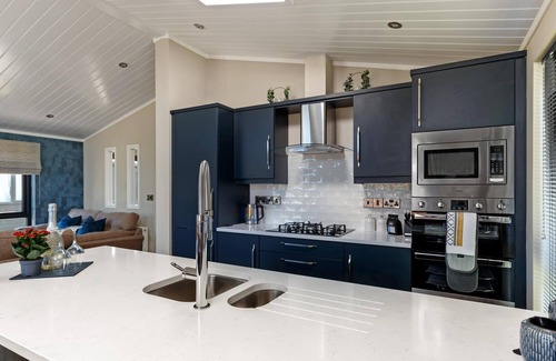 Penally House | Dewin Bach - Luxury Lodge Hot Tub Close to Beach