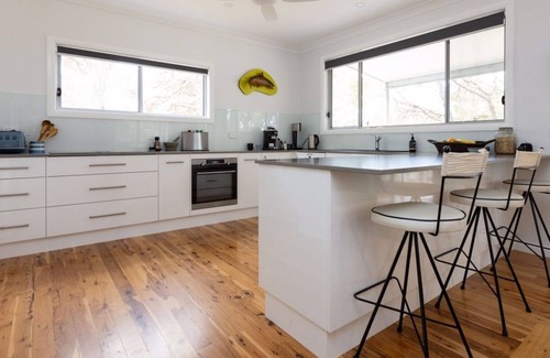 Depot Beach House | Dharraani House a Depot Beach Classic across the road from the beach