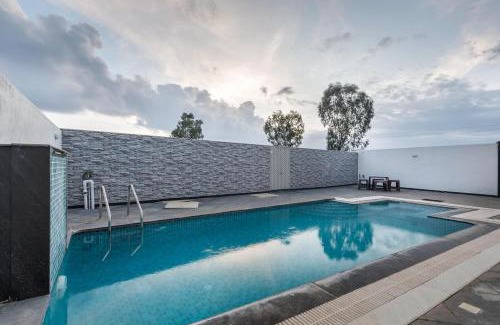 Doddaballapur Villa | Diamond Blue Pool Villa Private Pool Veg Food