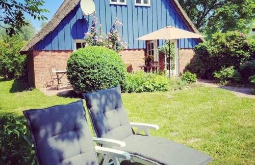 Krummendeich House | Die blaue Reetdachkate am Deich