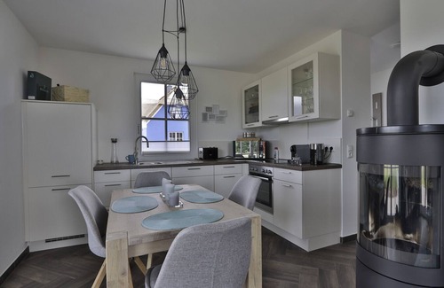 Stove House | Dieses Wunderschöne Reetdachhaus "wiesenkieker" mit Blick in die Unverbaute Natur Lädt zum Verweilen ein