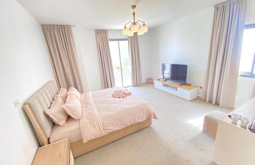 Al Wahdah House | Dinar - villa master bedroom