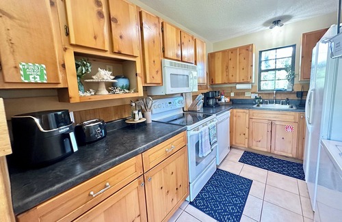 Biloxi Cabin | Disc golf, kayaks, or fish on private Cabin! Near stores, casinos, beaches!