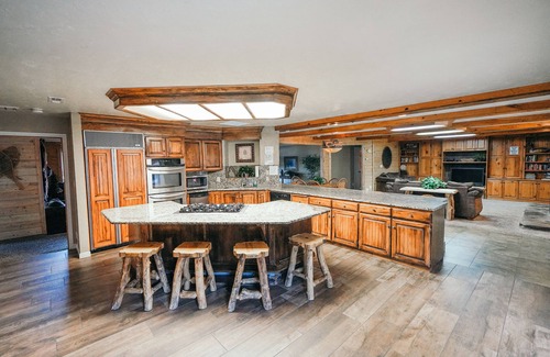 Heber Cabin | DISCOUNTED fall rates! Beautiful LODGE! 8400sq ft,Pickleball, Hot tub,Sleeps 50.