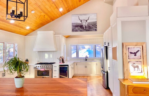 Wildridge House | DISCOUNTED SKI RENTALS, MASSAGE.at our mountain top views GLASS HOUSE