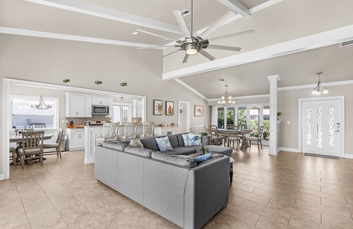 Caloosahatchee House | Dive into Fun & Tropical Vibes at Beach Retreat - Coral Beach Dream