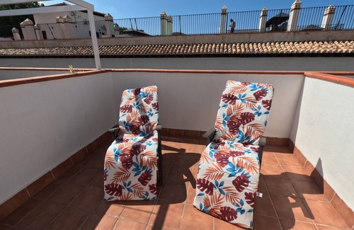 Velez de Benaudalla Apartment | Do you fancy skiing in the morning and relaxing on the beach in the afternoon?