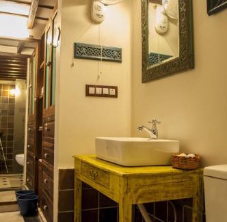 Kalupur Hotel | Dodhia Haveli