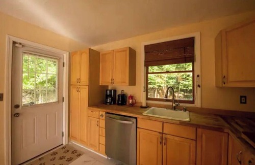 Gilmanton House | Dog Daze 3– Hot Tub, Fire Pit & Grill – 16 m concerts ~Fenced Yard 4 Pups!