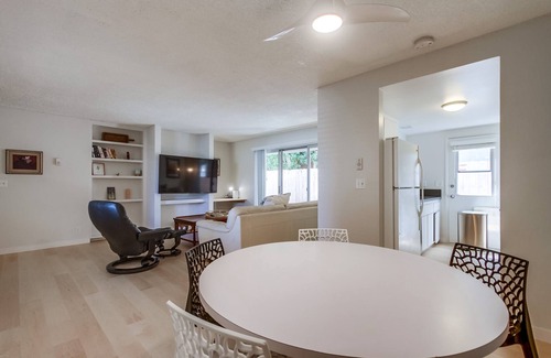 Olde Solana Beach Condo | Dog Friendly-1 Bedroom Beach Condo- Fiber Internet, yard for dogs. Walkto Beach