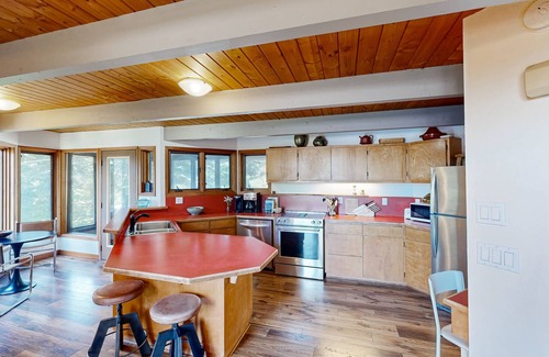 Sandpoint Cabin | Dog-friendly cabin with private hot tub, wood-burning fireplace & central AC