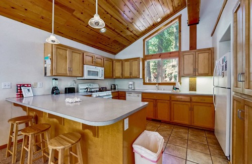 Truckee Cabin | Dog-friendly cabin with pool & hot tub - near hiking/skiing