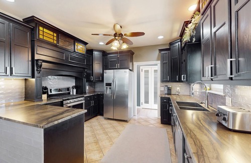 Celeste House | Dog-friendly countryside home with firepit, wraparound porch, & prime stargazing