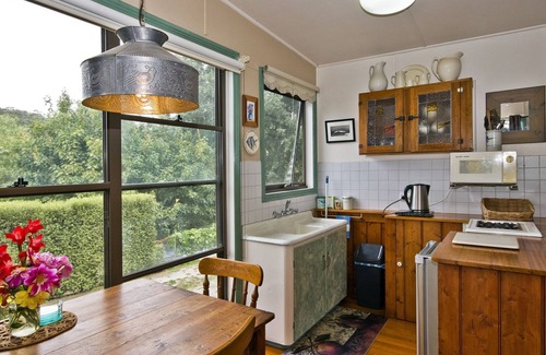 Lorne Apartment | Dog friendly Goose Crossing studio, 15 minute walk to the beachn9 Babington Lane