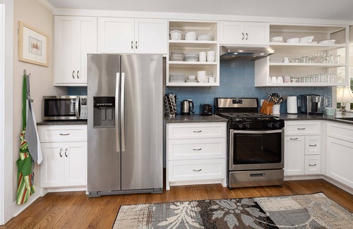 Kings Terrace House | Dog Friendly! Huge Privacy Fenced Backyard! Close to Beaches!